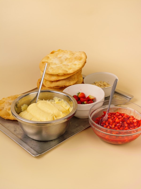 Коржи, заварной крем и свежие ягоды перед сборкой